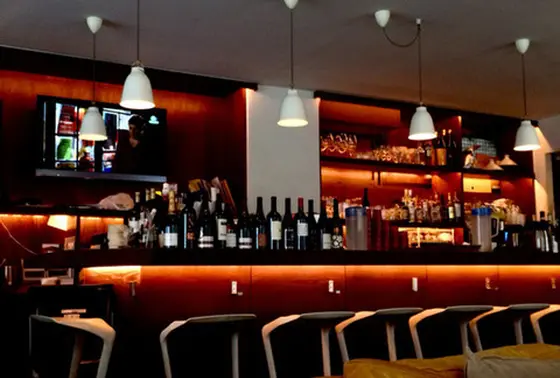 夜は雰囲気あるお店、ワインとともに🍷