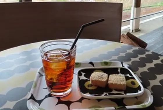マリメッコの食器で味わうスイーツやドリンクを