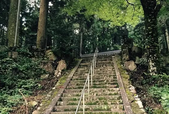 石の鳥居の先には階段が