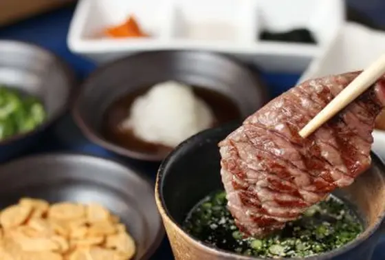 出汁でたべる焼肉 180円 (〆には好きな薬味とお肉でひつまぶし風にも)