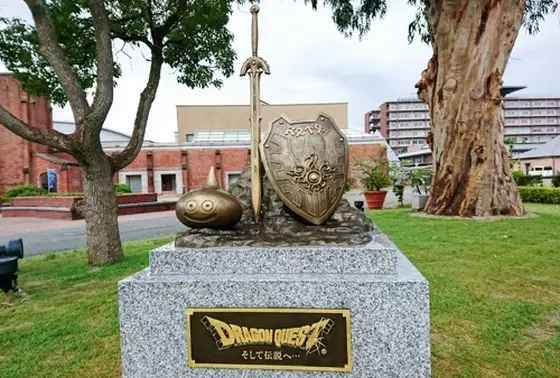 市民広場側の正面入口に植えられている大きなユーカリの木の脇にある "ドラゴンクエスト誕生30周年記念碑"