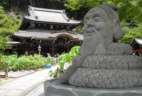 宇賀神の像