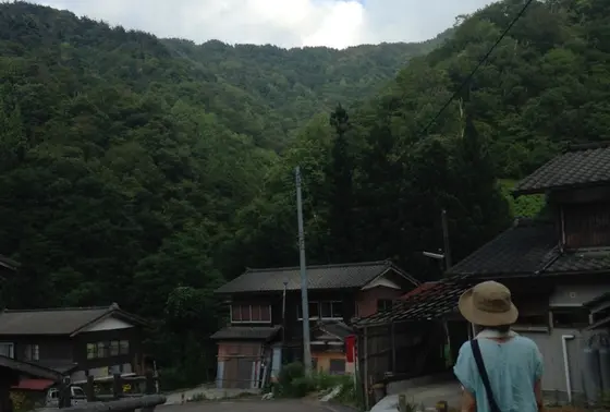 山熊田集落のぐねぐね道と川