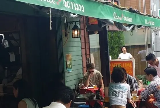 屋台っぽい店内