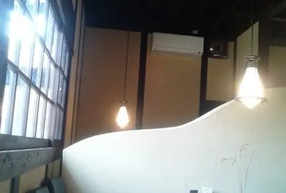 倉庫をリノベーションした店内も必見。