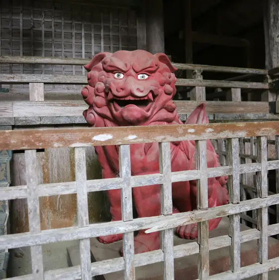 迫力ある赤い狛犬