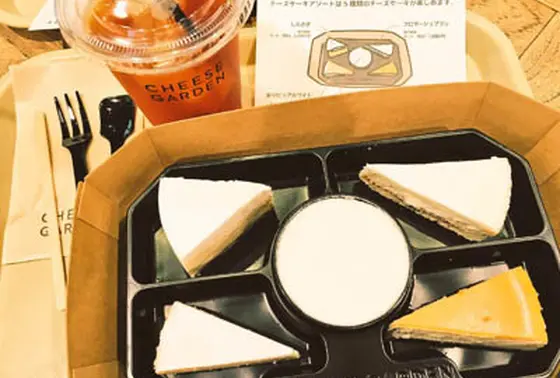 カフェでチーズケーキの食べ比べセットもあります