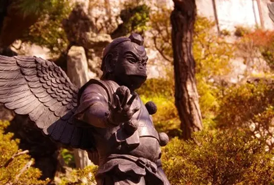 境内奥の階段を登ると、天狗が!しかもたくさん!