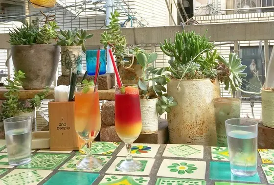店内は明るいテラスもあり