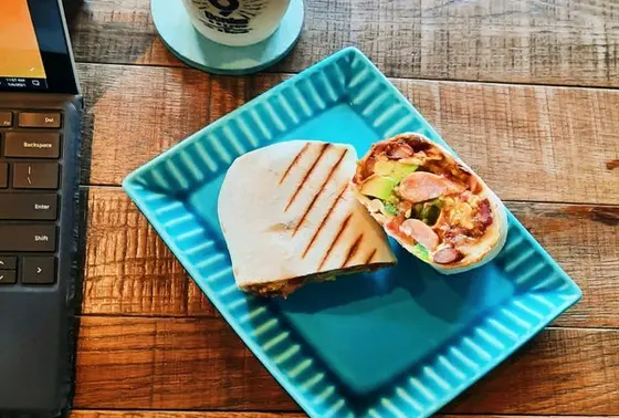 ブリトーやホットサンドなどフードも充実！