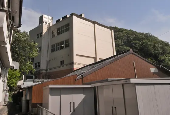 こういう所の横を通ります