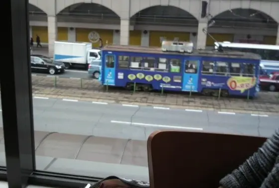 反対側からは路面電車ビューも楽しめる。