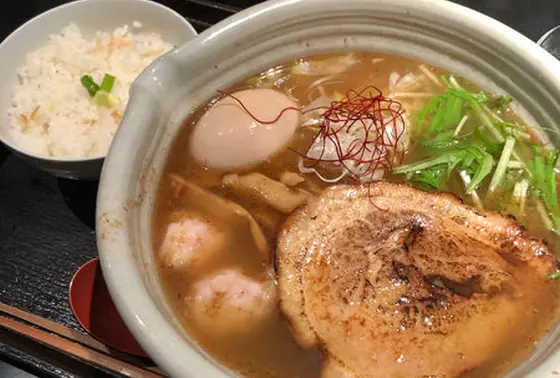 白醤油ラーメン　880円
