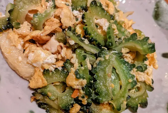 アイゴの稚魚の塩辛を島豆腐に乗せた料理