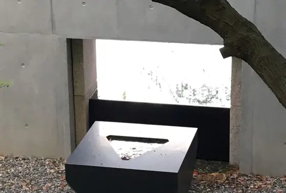 イサムノグチのつくばい