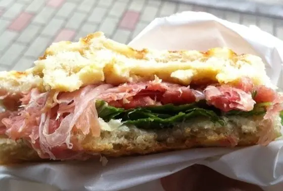 生ハムは削りたて、パンは熱々でカリもちっ