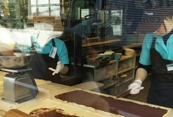 シナボンのお店の外から。。