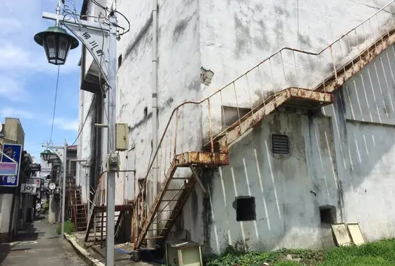 裏に回ると廃墟感が漂ってきますね