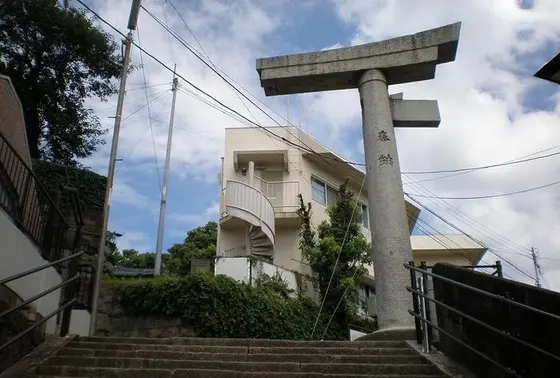 片足で立つ二の鳥居