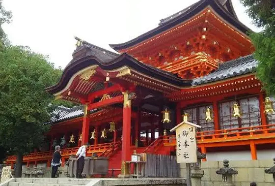 絢爛豪華な社殿