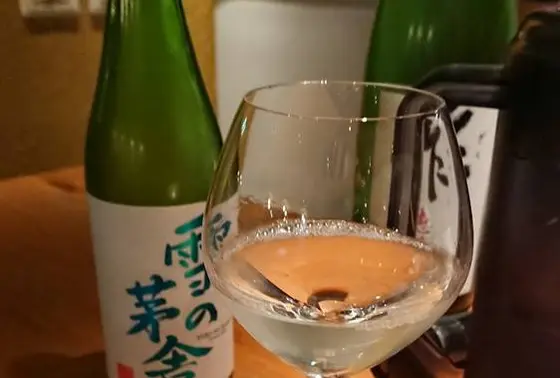ワイングラスを片手に