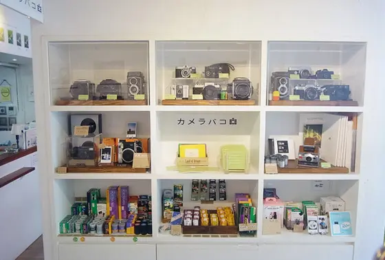 フォトカノンのギャラリーでは2週間ごとに、写真展だけに限らずさまざまなジャンルの展示を開催しています。 またギャラリーは一般の方にレンタルしていますので、展示会場をお求めの方ぜひご利用ください。 ギャラリーレンタルのお申し込みについては下記をご参照ください。