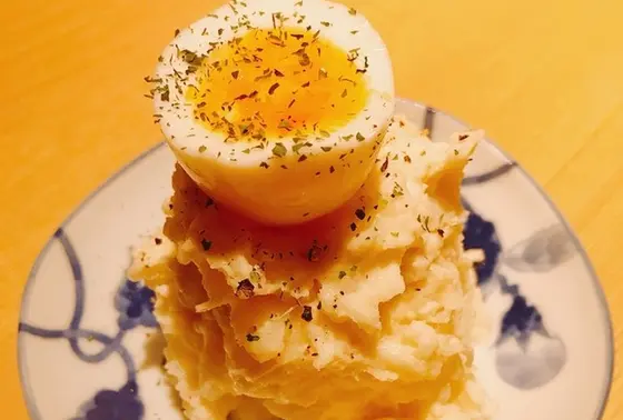 半熟タマゴが鎮座したポテサラ