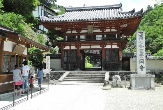 立派な山門がお出迎え