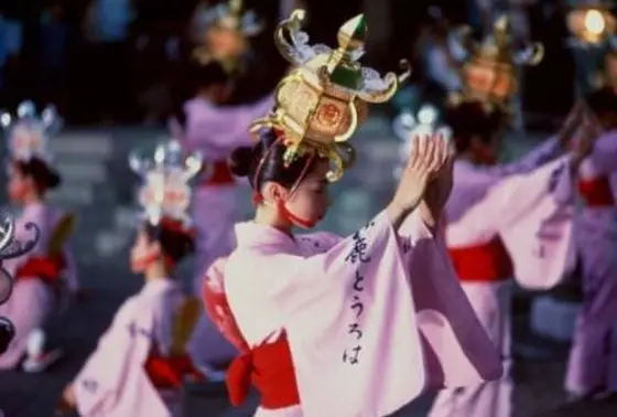 千人灯籠踊り
