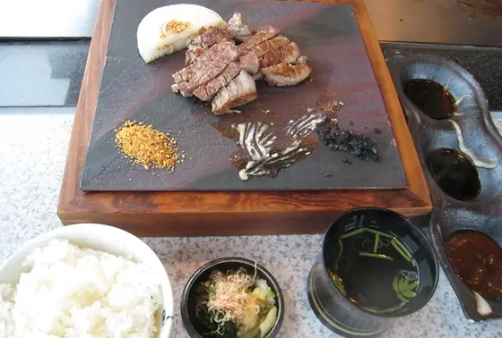 選ぶコースによってオプション(ライスやスープ,サラダ等)のセット内容と値段が変わる