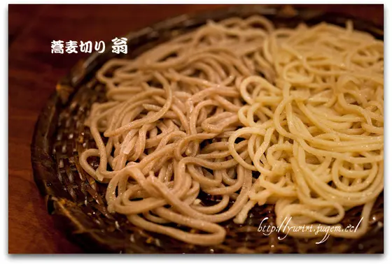 ２種類の蕎麦の相盛りがうれしい♪