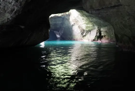 天然記念物の天窓洞