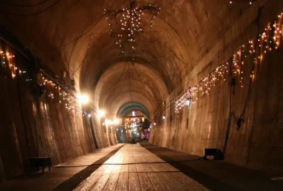 通路の両脇は水が！