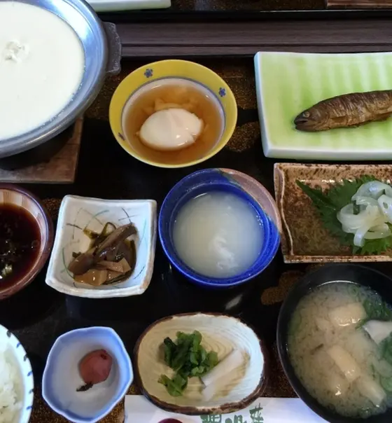 温泉粥の付いた朝食です