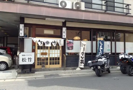 一関駅の西口を出てすぐです。