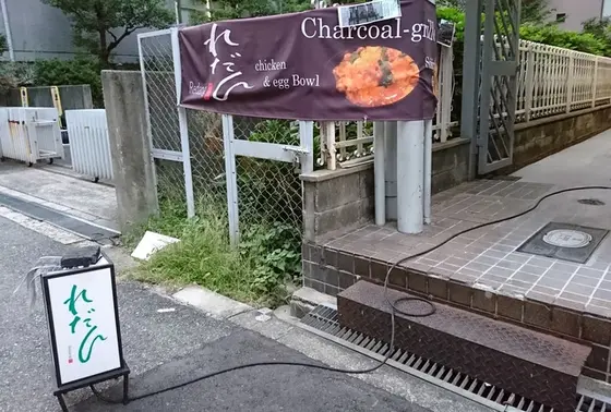 ▶︎ 外に出ている小さな行燈を目印にビル奥へ