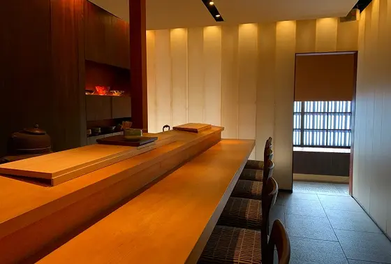 カウンター席と離れのテーブル席があります