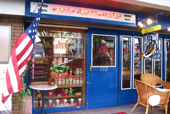 ポップなアメリカンカラーの外観