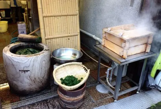 店頭でお餅つき