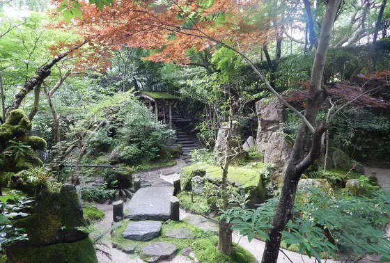 宝楽園（仏神岩組雲海流水回遊花園）