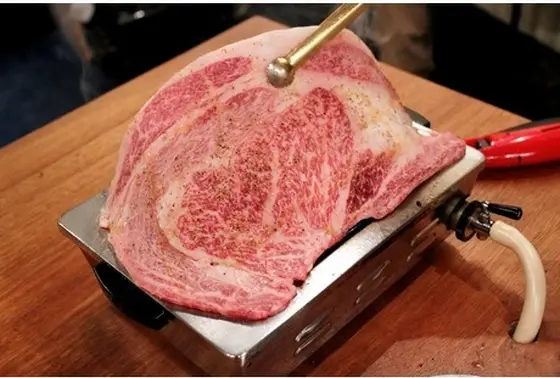 名物”はみ出るカルビ”