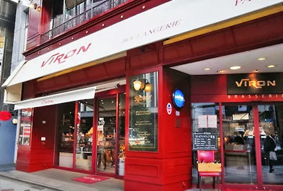 真っ赤でお洒落な外観