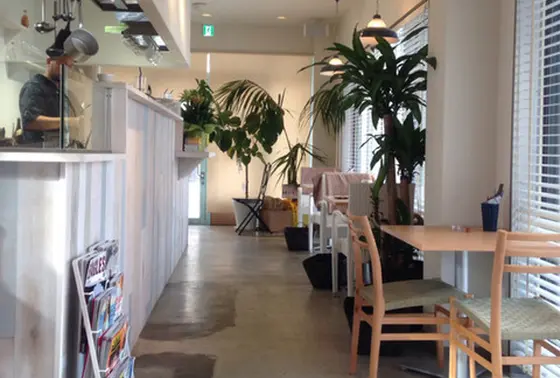 ハワイアンテイストな店内