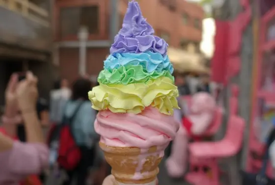 レインボーのソフトクリームまで！