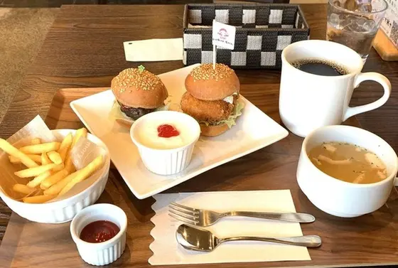 選べる二種のハンバーガーセット🍔🍟880円。