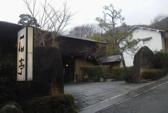 また