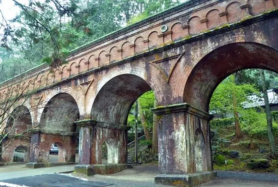 水路閣で記念撮影