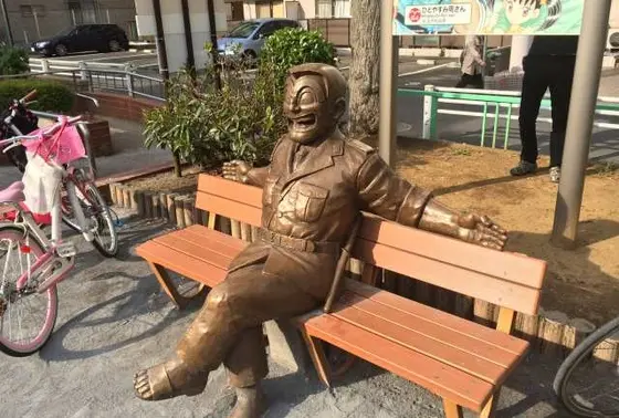 両さんの隣に座って記念撮影も！