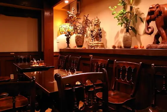 落ち着いてシックな店内