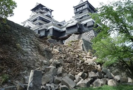 それでも立っている熊本城